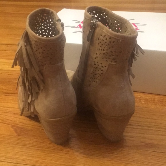 NIB Olivia Miller tan suede fringed booties - Picture 4 of 6
